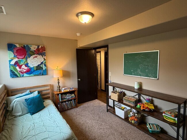 Building Photo - ~APPLICATIONS PENDING~ 4 Bedroom, 3 Bathro...