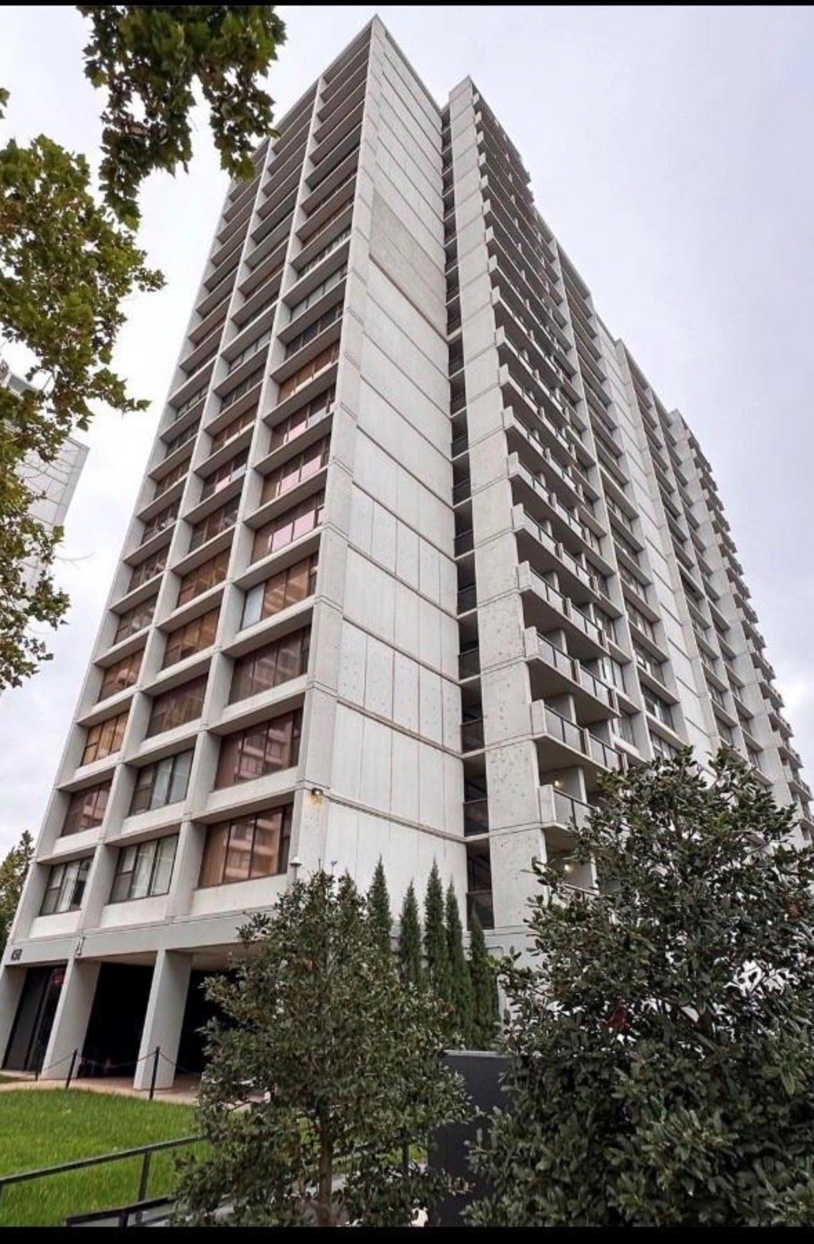Building Photo - 450 W 7th St