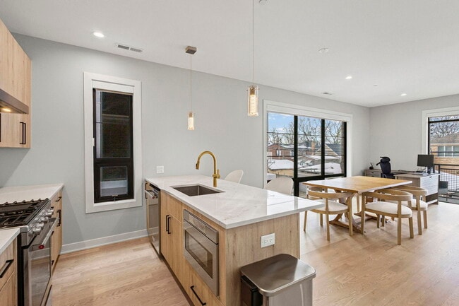 Building Photo - 6246 N Pulaski Rd