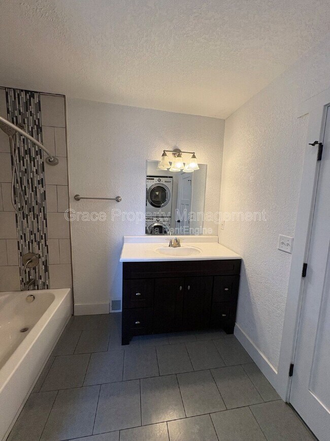 Building Photo - 2900 Pontiac St