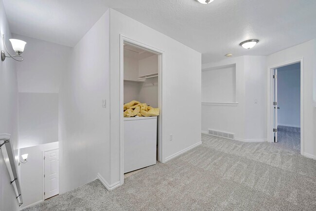 Building Photo - Beautiful 3 Bed Ivory Ridge T/home w 2 car...