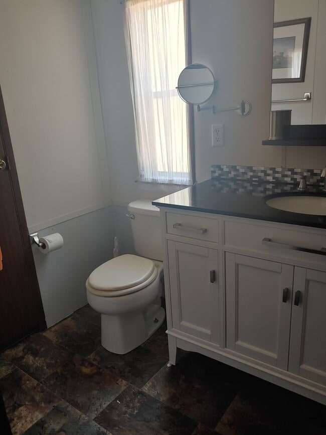 Building Photo - Furnished or unfurnished!