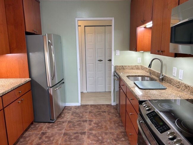 Building Photo - 2br 2bath home in Idylwood Towers ready fo...