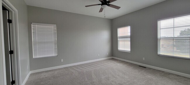 Building Photo - 3 bedroom/2.5 bath home