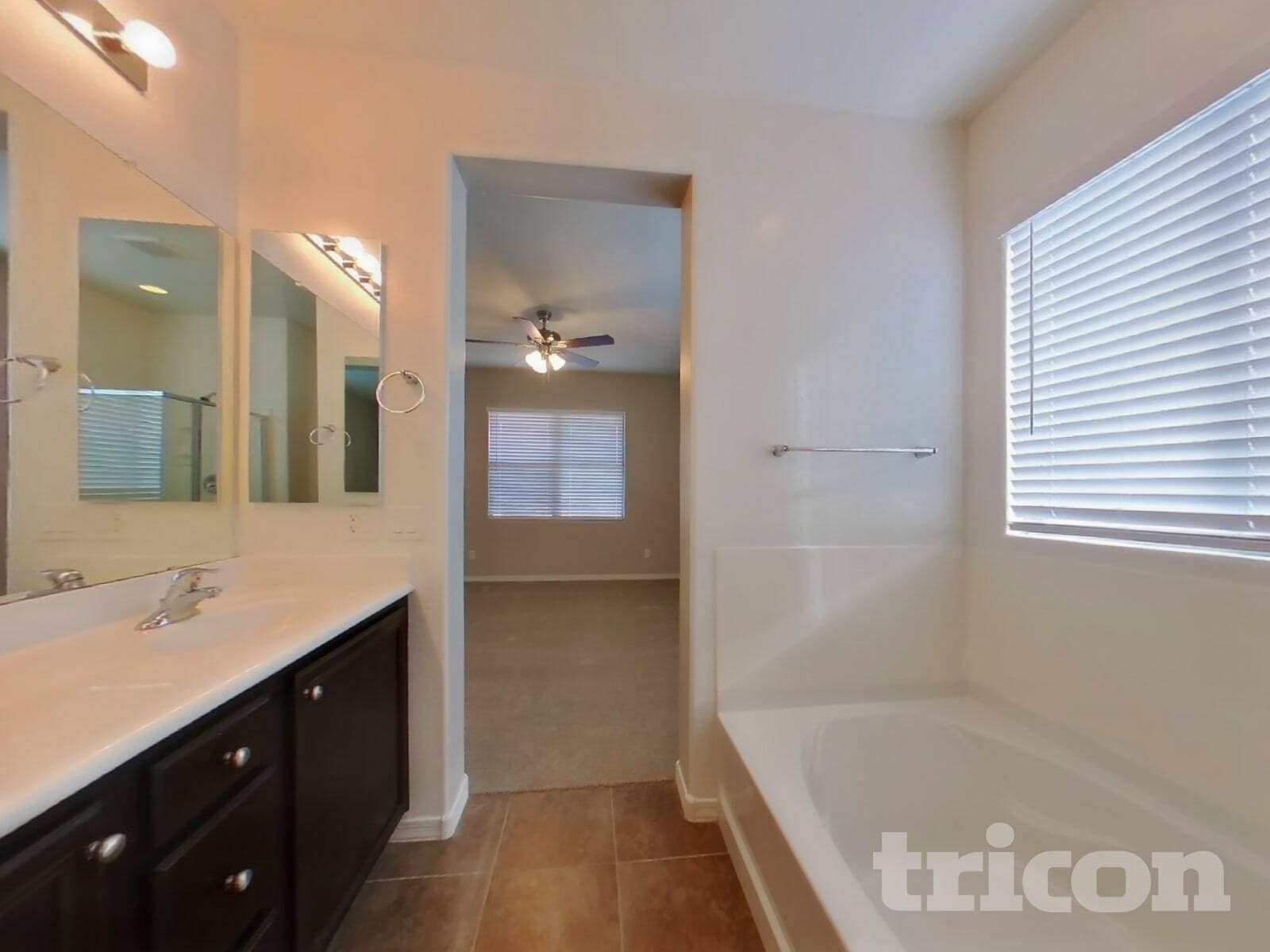 Building Photo - 880 W Busa Dr