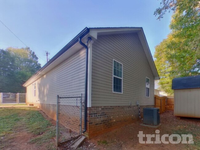 Building Photo - 524 Westside Cir