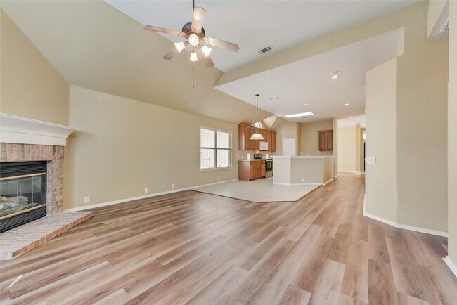Building Photo - 2600 Spring Dr