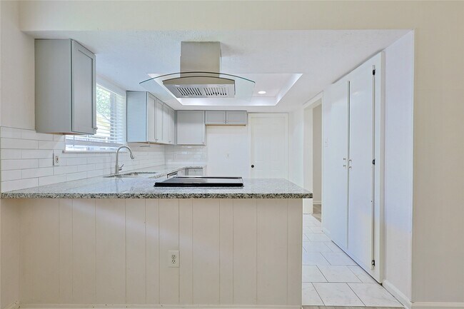 Building Photo - 9910 Kent Towne Ln