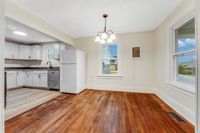 Building Photo - 911 Montrose Ave