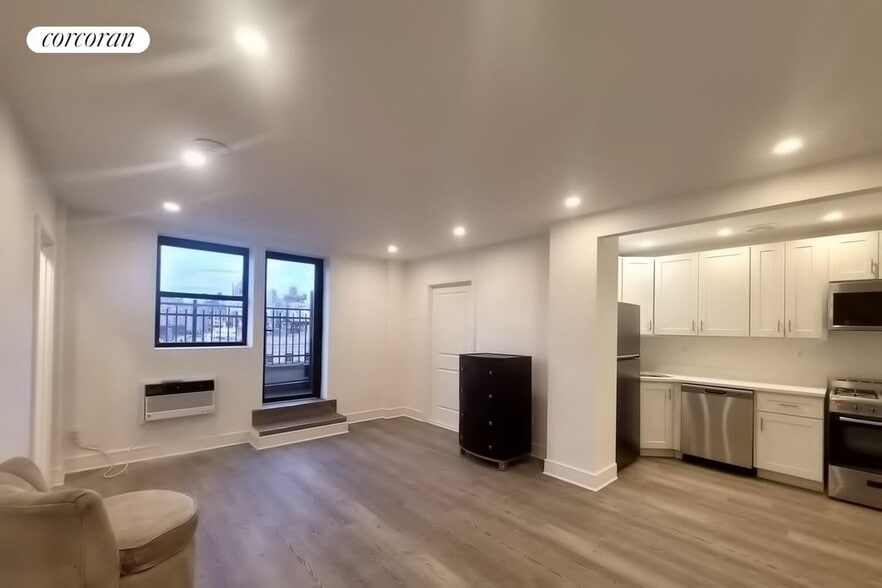 Building Photo - 45 W 81st St