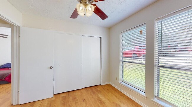 Building Photo - 1005 Spring Loop