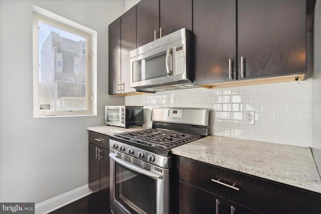 Building Photo - 1353 N Mascher St