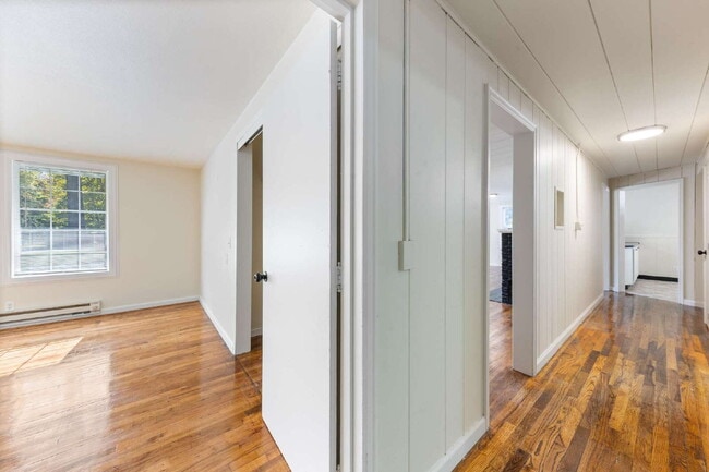 Building Photo - *MOVE IN SPECIAL!* Updated 3 bedroom duplex