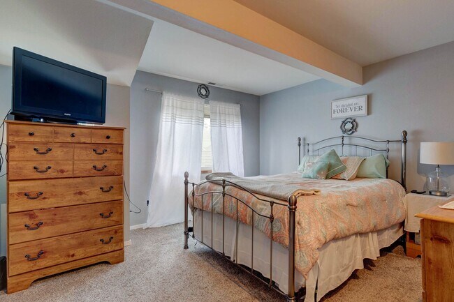 Building Photo - 3 Bed 2.5 Bath Townhome with Garage