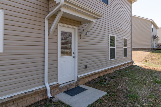 Building Photo - 4 BR/2.5 BA Home - A Rare Rental Between C...