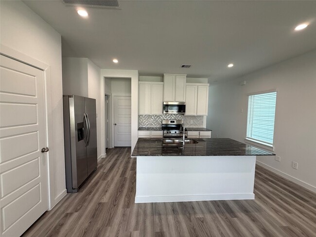 Building Photo - 10325 Sylvan Wds Trl