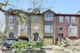 Building Photo - Beautiful 3-Level Hillsboro Townhouse in Quiet Cul-de-sac!