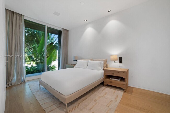 Building Photo - 1051 W 48th St