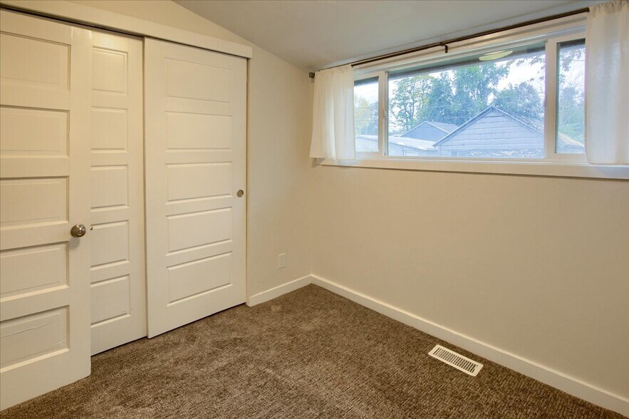 Building Photo - 159 W Paxton Ave