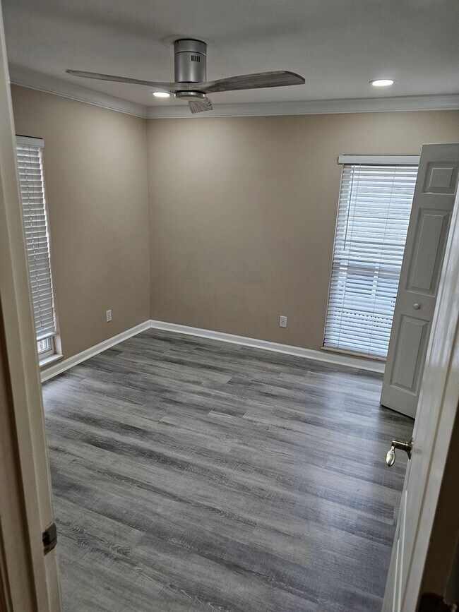 Building Photo - Wonderfully Remodeled Tri Level 3BR/2BTH Soulard Townhouse