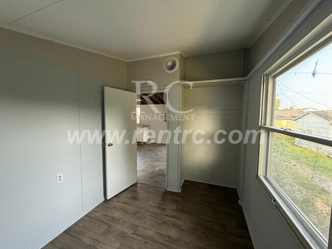 Building Photo - 403 Seminary-N