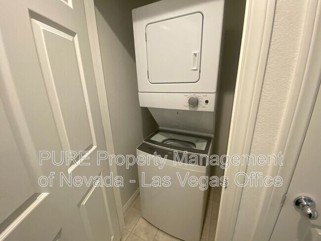 Building Photo - 4645 Pencester St