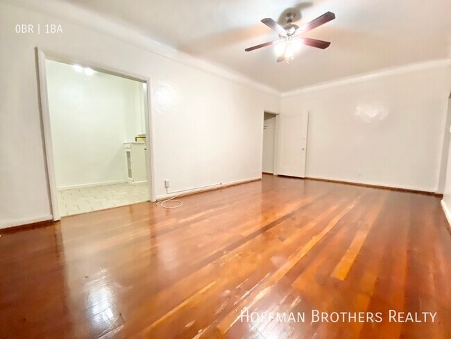 Primary Photo - 606 S Dunsmuir Ave
