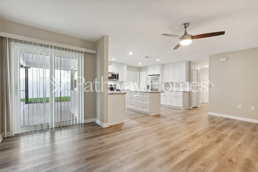 Building Photo - 1935 Spanish Oaks Dr N