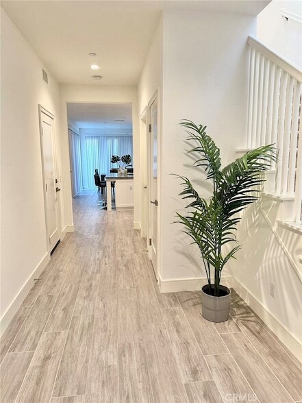 Building Photo - 119 Della