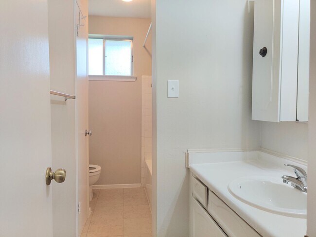 Building Photo - 1914 Seakale Ln