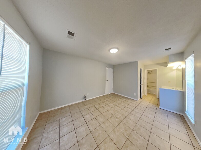 Building Photo - 3535 Laurel Cove
