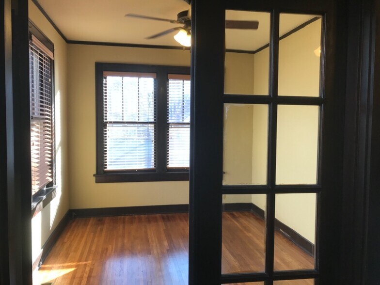 Building Photo - 616 E 7th St