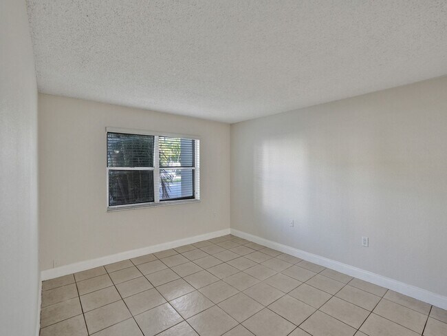 Building Photo - Renovated & Updated 2 Bed/2 Bath Condo with Patio – Prime Springcrest Location!