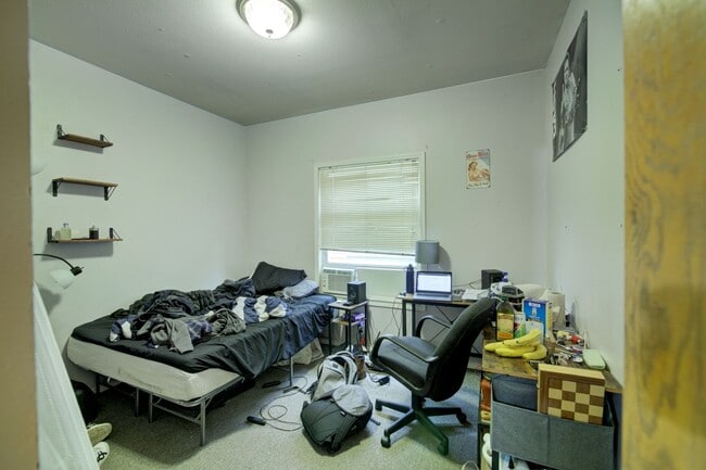 Building Photo - Huge U.W. Home Now Renting for September 2026