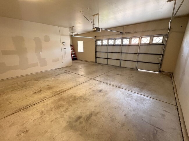 Building Photo - Lovely 5 Bedroom Home