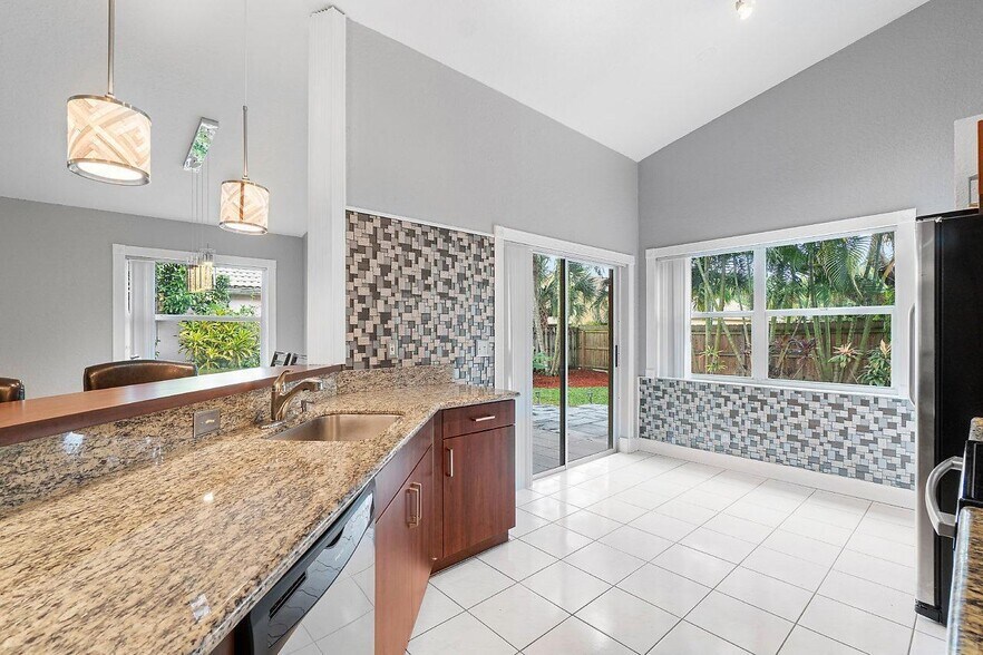 Building Photo - 4030 Laurelwood Ln