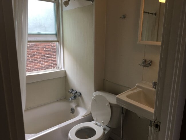 Building Photo - Clean 2BR up with offstreet parking and yard