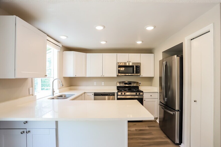 Building Photo - 7847 W Brook Dr