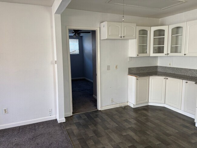 Building Photo - Cozy Duplex