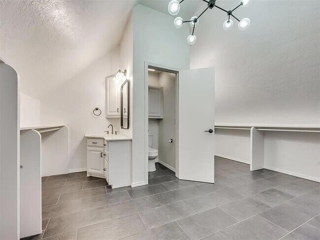 Building Photo - 1017 McFarland St