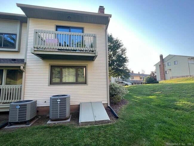 Building Photo - 1302 Summer Hill Dr