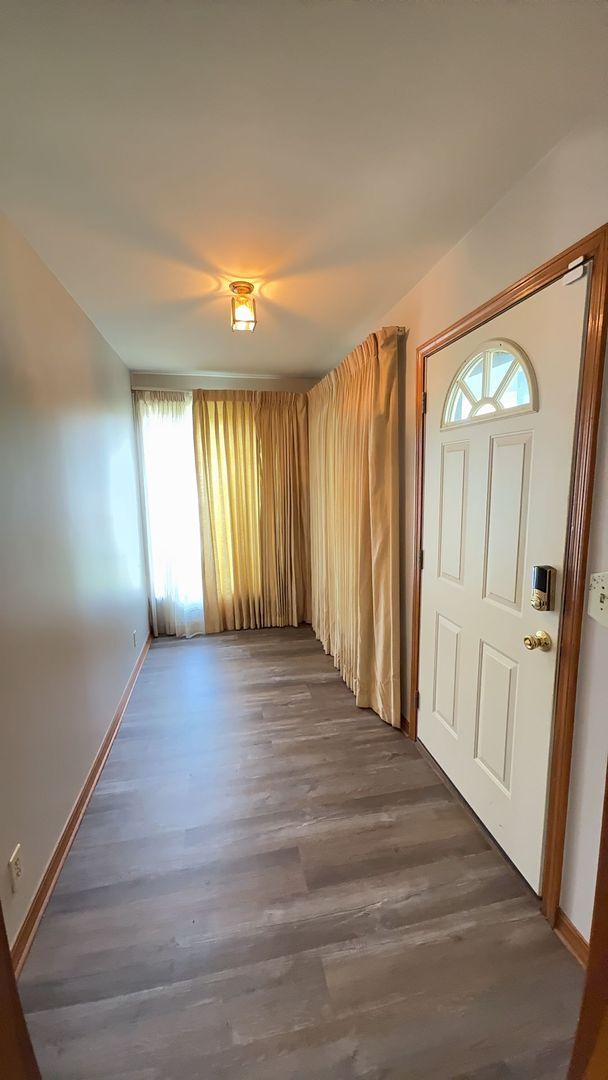 Building Photo - Welcome to this charming 3 bedroom, 1 bath...