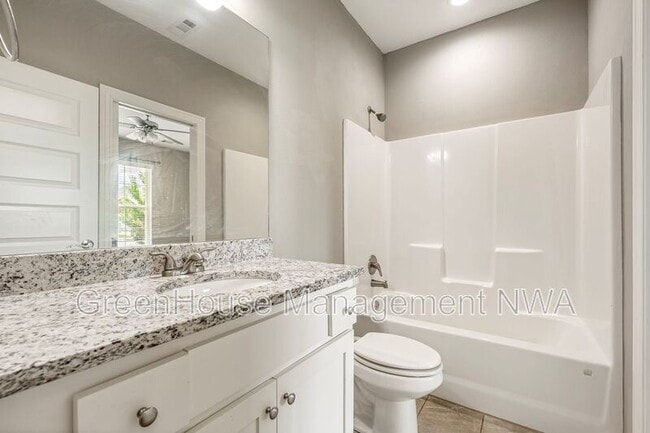 Building Photo - 3702 SW Mistletoe Ave