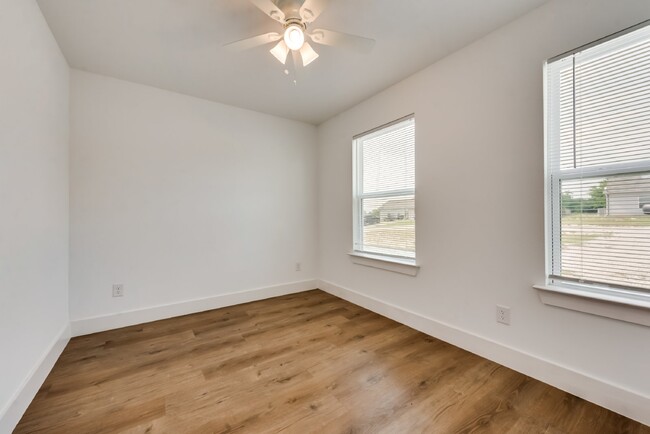 Building Photo - "Spacious 3-Bedroom Duplex with 2 Full Bat...