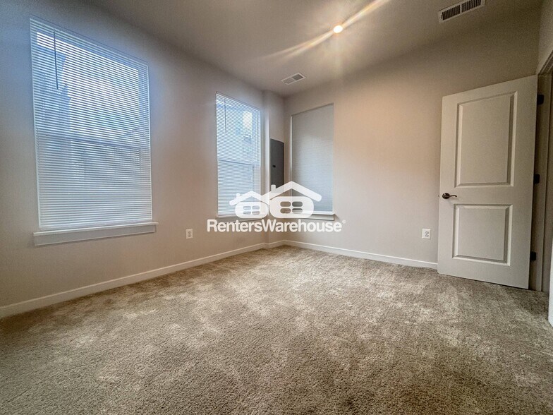 Building Photo - 2500 Emerald Branch Dr