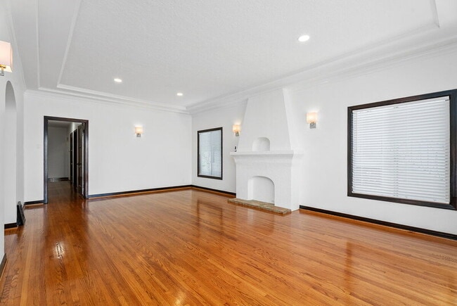 Building Photo - 76 Roycroft Ave