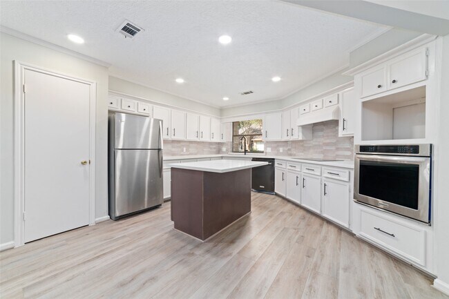 Building Photo - 154 Old Bridge Lake St