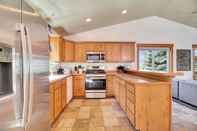 Building Photo - Spacious Home on Elevated Lot in Bellevue'...