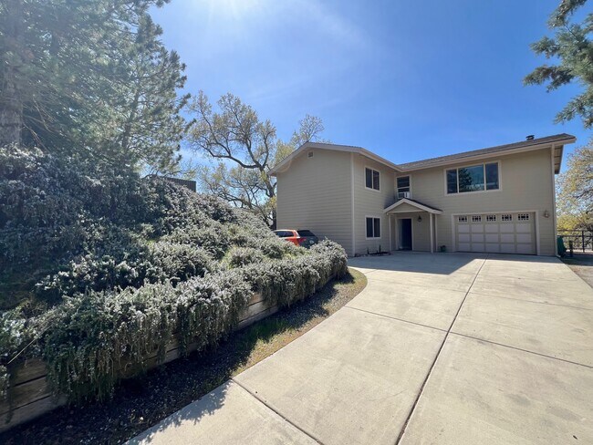 Building Photo - 27030 Oakflat Dr