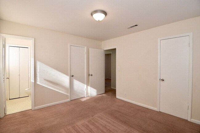 Building Photo - 3 Bed/1.5 Bath home off Meadowbrook Drive ...